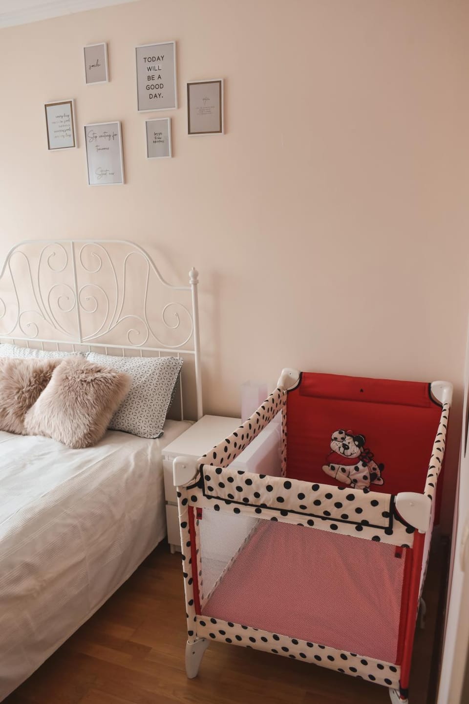 Bed, Photo of the whole room, Bedroom, cot