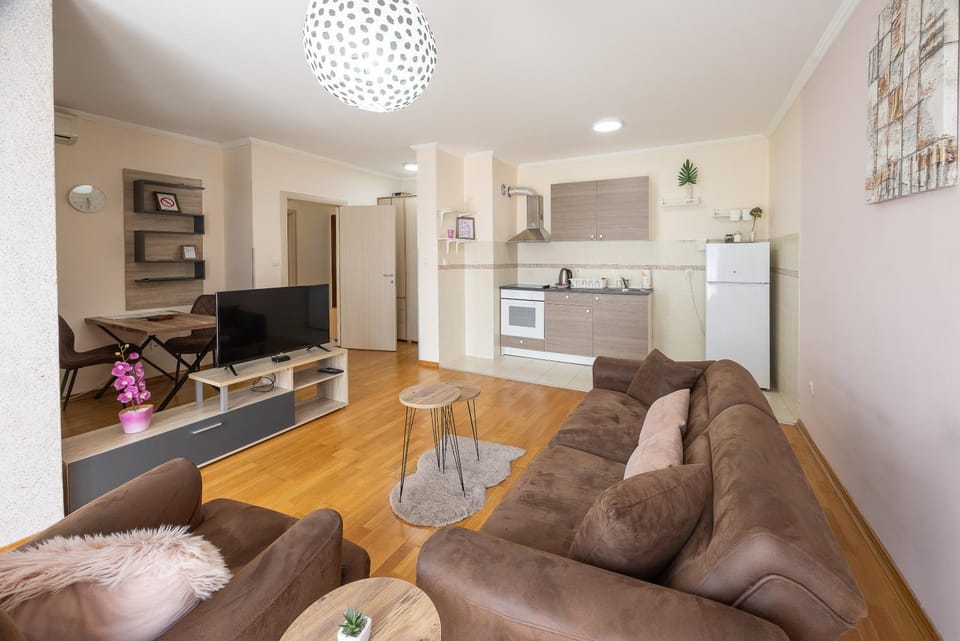 TV and multimedia, Kitchen or kitchenette, Living room, Seating area, Dining area, oven, stove