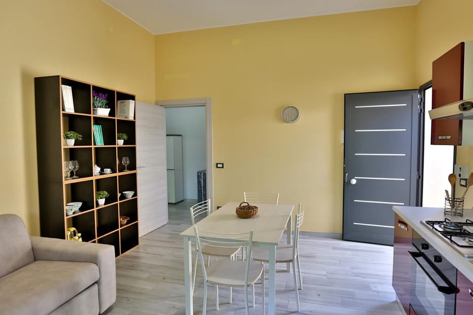 Kitchen or kitchenette, Living room, Seating area, Dining area