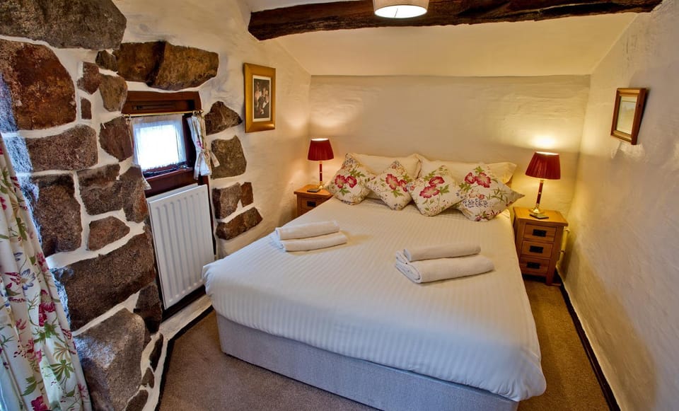 Bed, Decorative detail, Bedroom