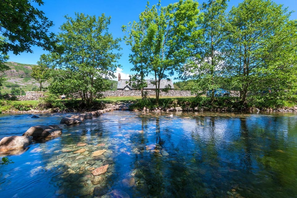 Nearby landmark, Neighbourhood, Natural landscape, Hiking, Lake view, Mountain view, River view