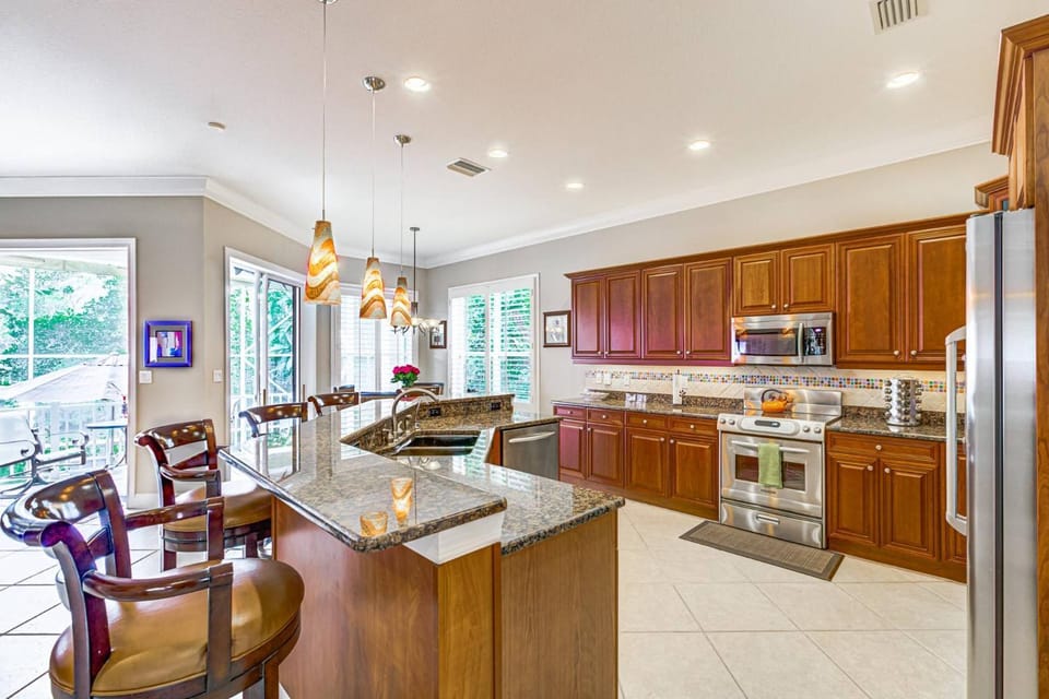 Palm Island Canal Home - 4 BR House in Siesta Beach