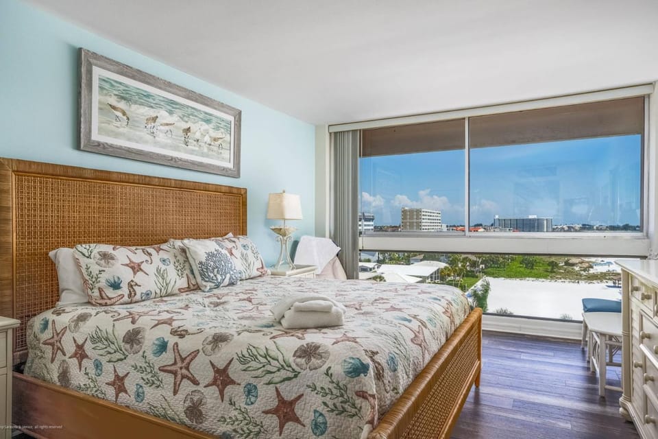 Palm Bay Club 7th-Floor Oceanfront Condo on Private Beach House in Siesta Beach