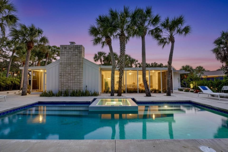 Majestic Coastal Escape House in Siesta Beach