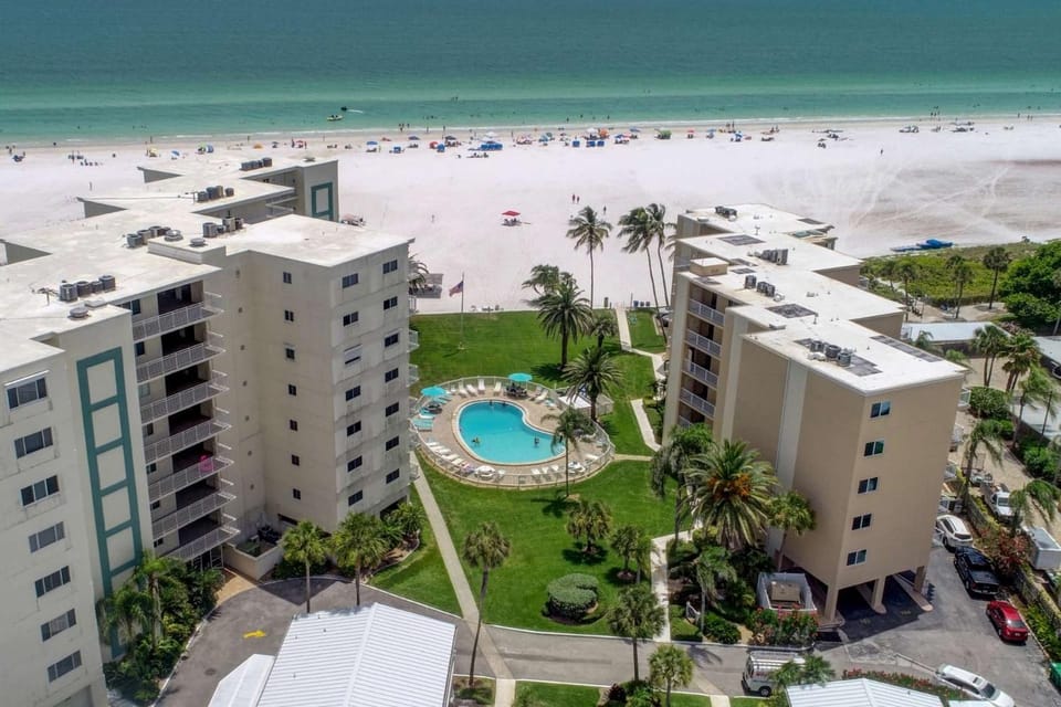 Jamaica Royale Townhome #3 - Steps To Pool & Beach House in Siesta Beach