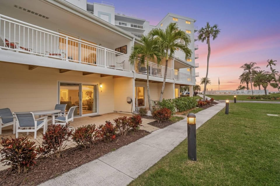 Jamaica Royale Townhome #3 - Steps To Pool & Beach House in Siesta Beach