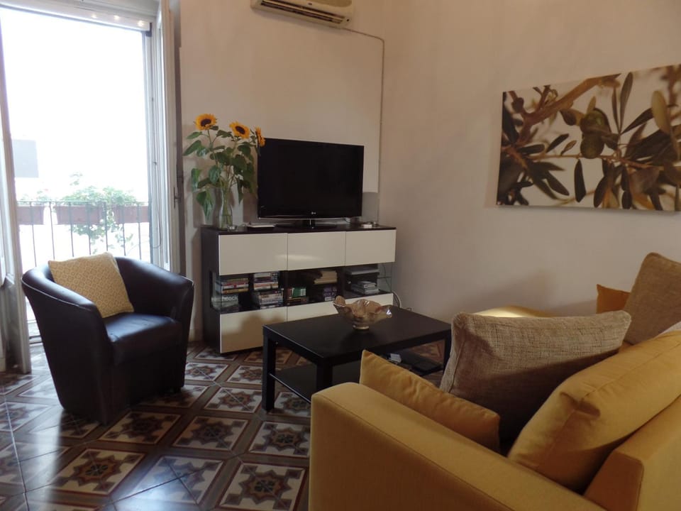 TV and multimedia, Living room, Seating area, air conditioner