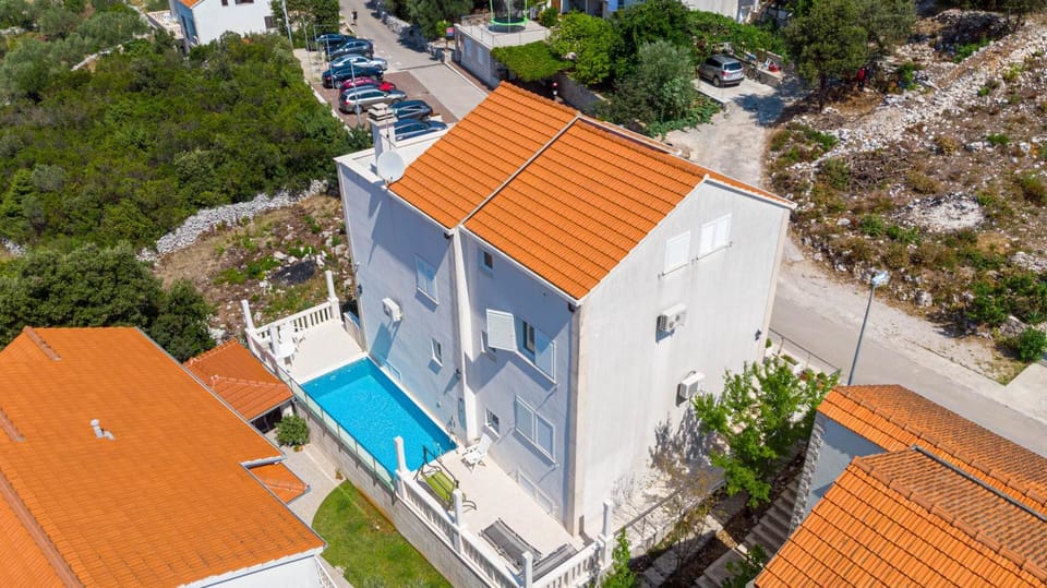 Property building, Day, Neighbourhood, Bird's eye view, Pool view, Swimming pool