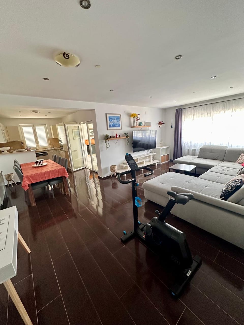 TV and multimedia, Kitchen or kitchenette, Dining area