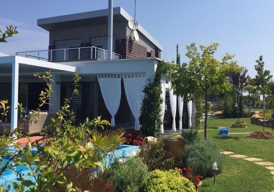 Property building, Facade/entrance, Garden, Garden