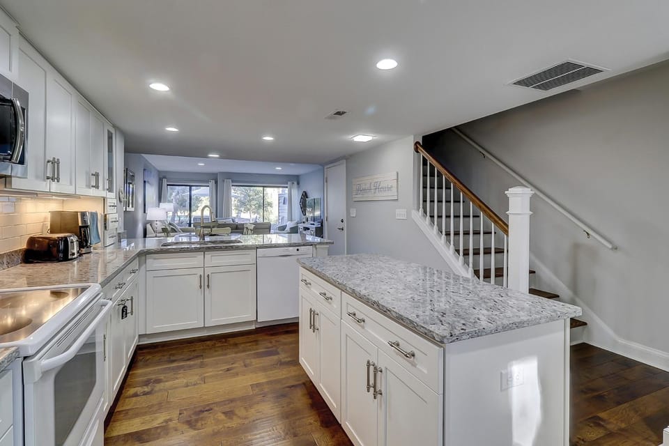 Sleeps 8 King Double & Bunk Bed Foldout Bikes & Beach Gear included House in Hilton Head Island