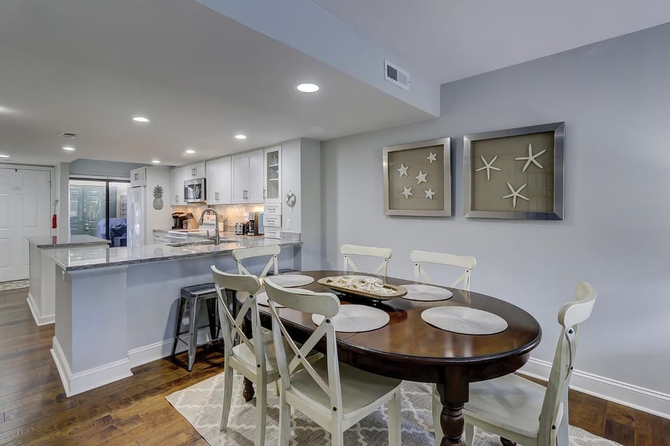 Sleeps 8 King Double & Bunk Bed Foldout Bikes & Beach Gear included House in Hilton Head Island