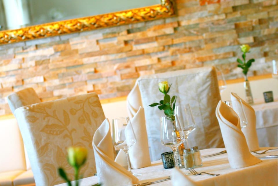 Restaurant/places to eat, Bathroom, Banquet/Function facilities