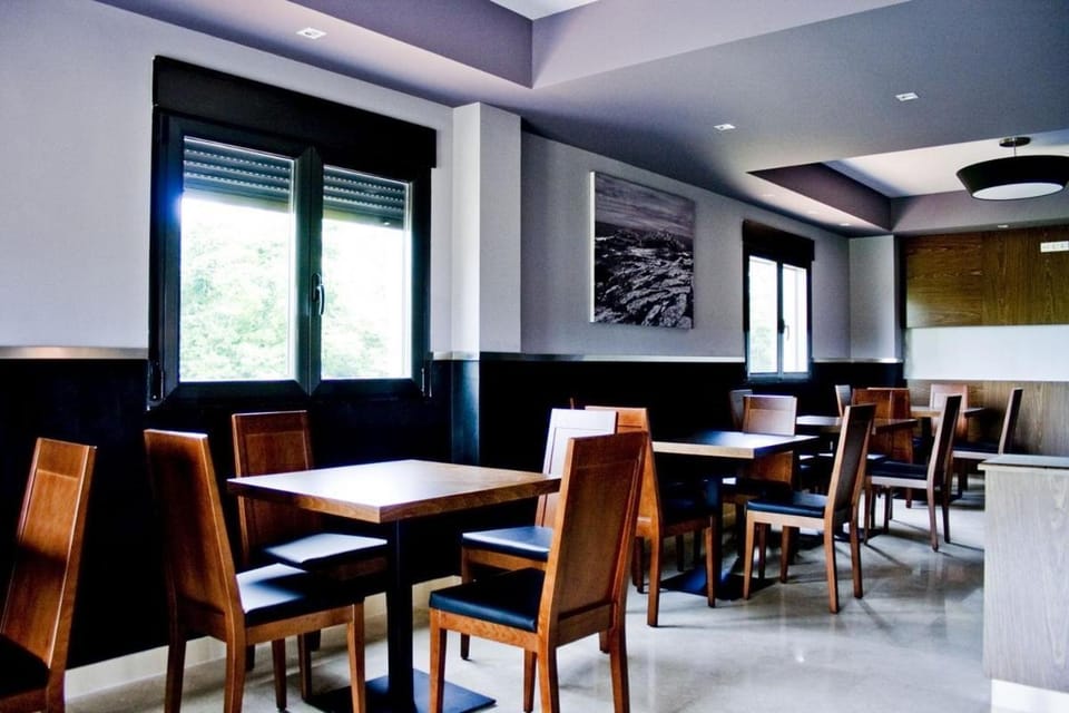 Restaurant/places to eat, Lounge or bar