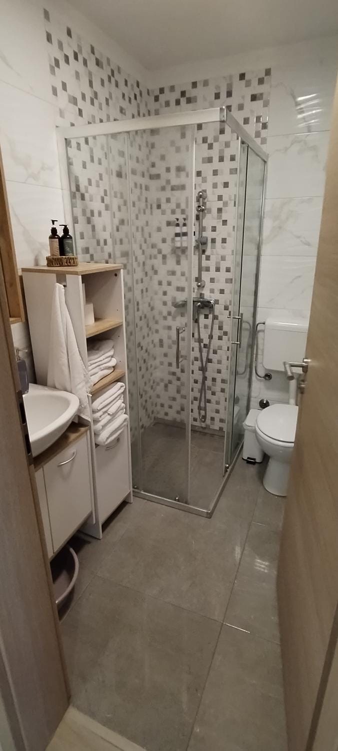 Shower, Toilet, Bathroom, towels