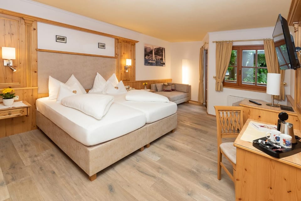 Bed, Photo of the whole room, Seating area, Bedroom