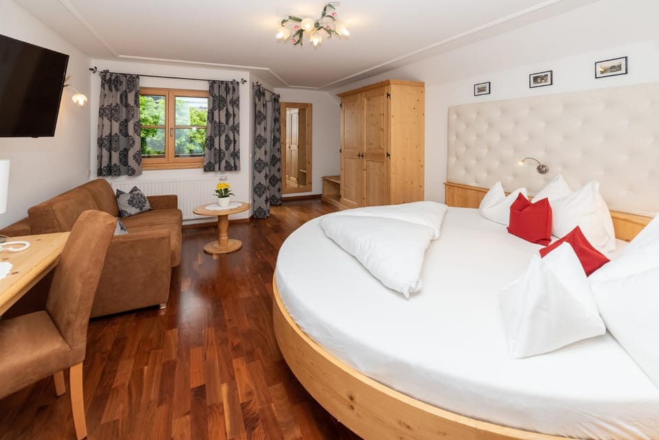 Photo of the whole room, Decorative detail