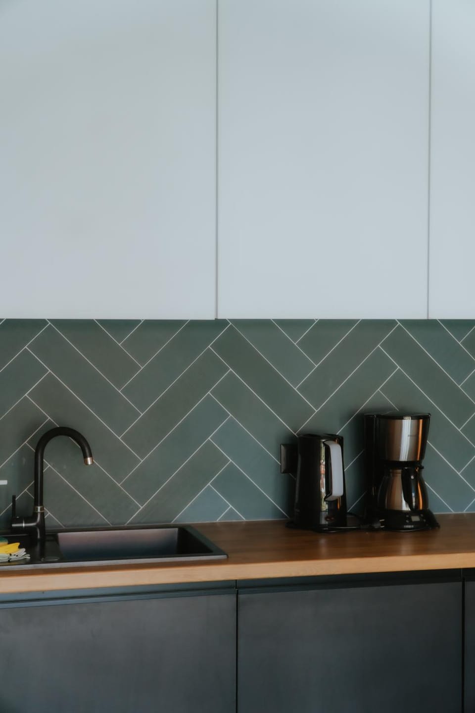 Coffee/tea facilities, Kitchen or kitchenette, stove