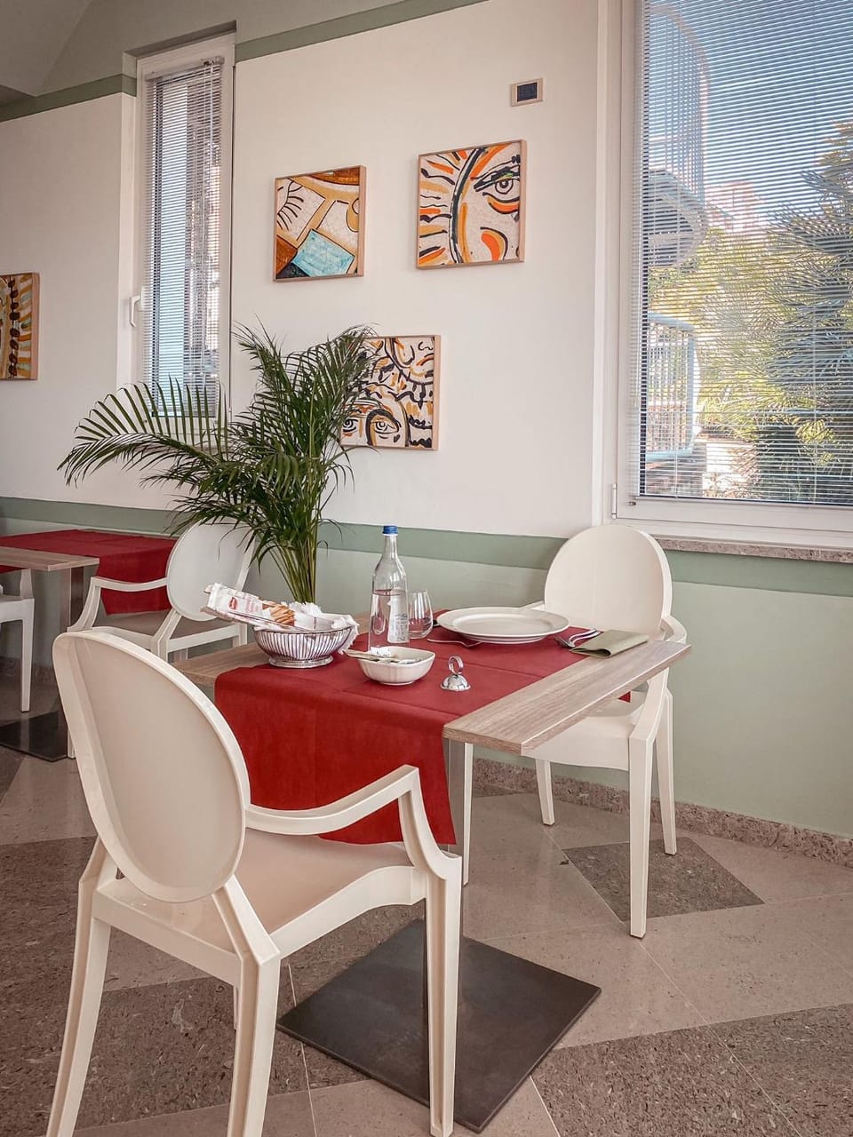 Lounge or bar, Seating area, Dining area