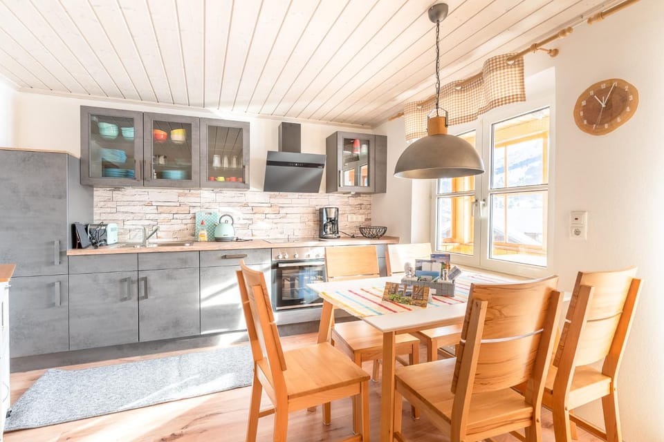 Kitchen or kitchenette, Dining area