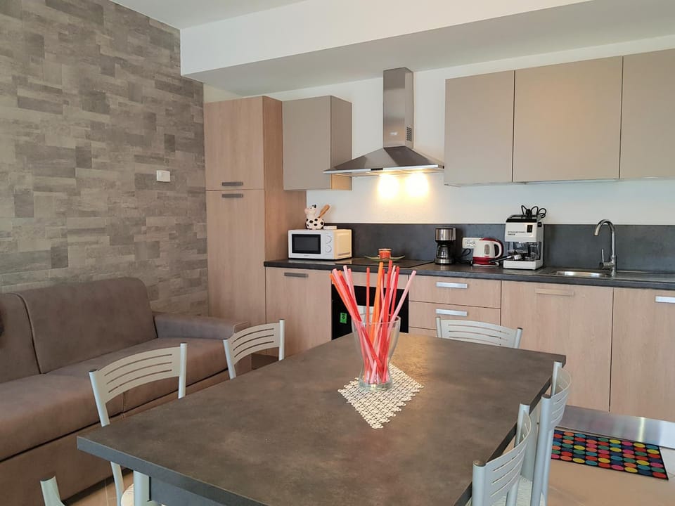 Kitchen or kitchenette, Dining area