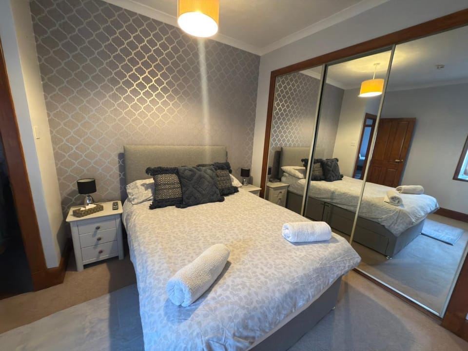 Bed, TV and multimedia, Photo of the whole room, Bedroom, towels, wardrobe