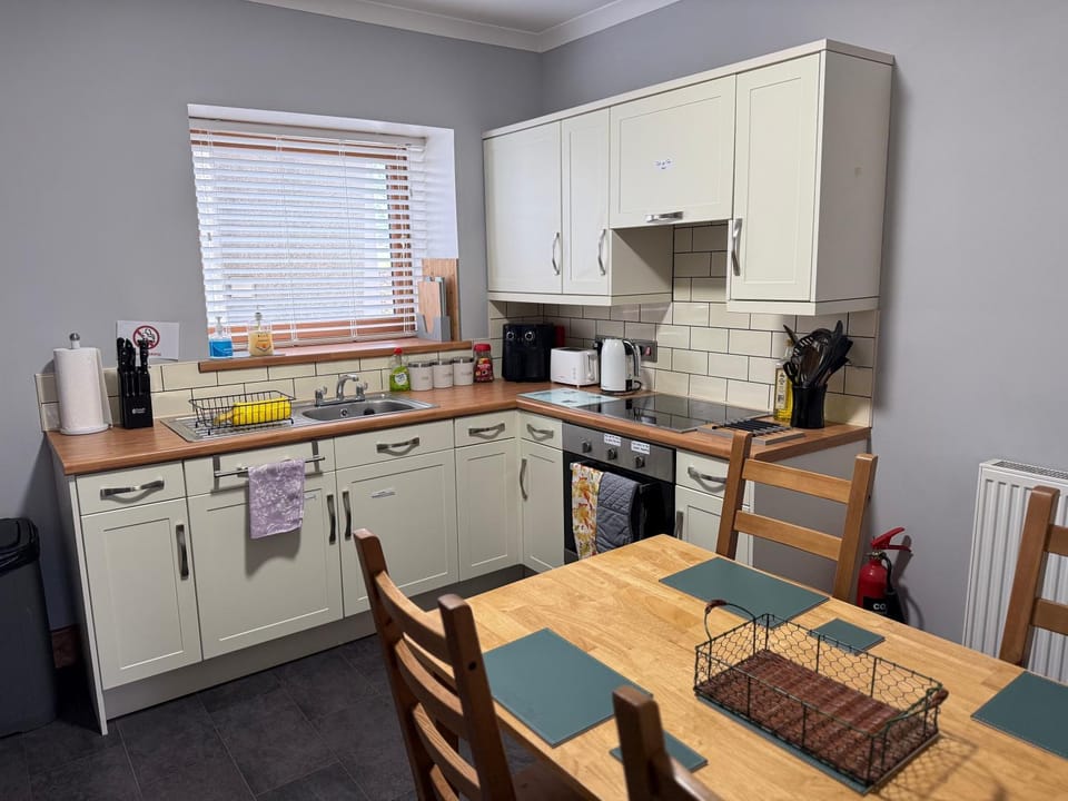 Coffee/tea facilities, Kitchen or kitchenette, Dining area, oven, stove, toaster