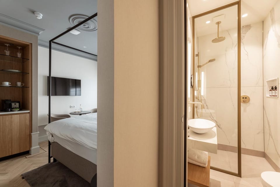 Bed, Bathroom