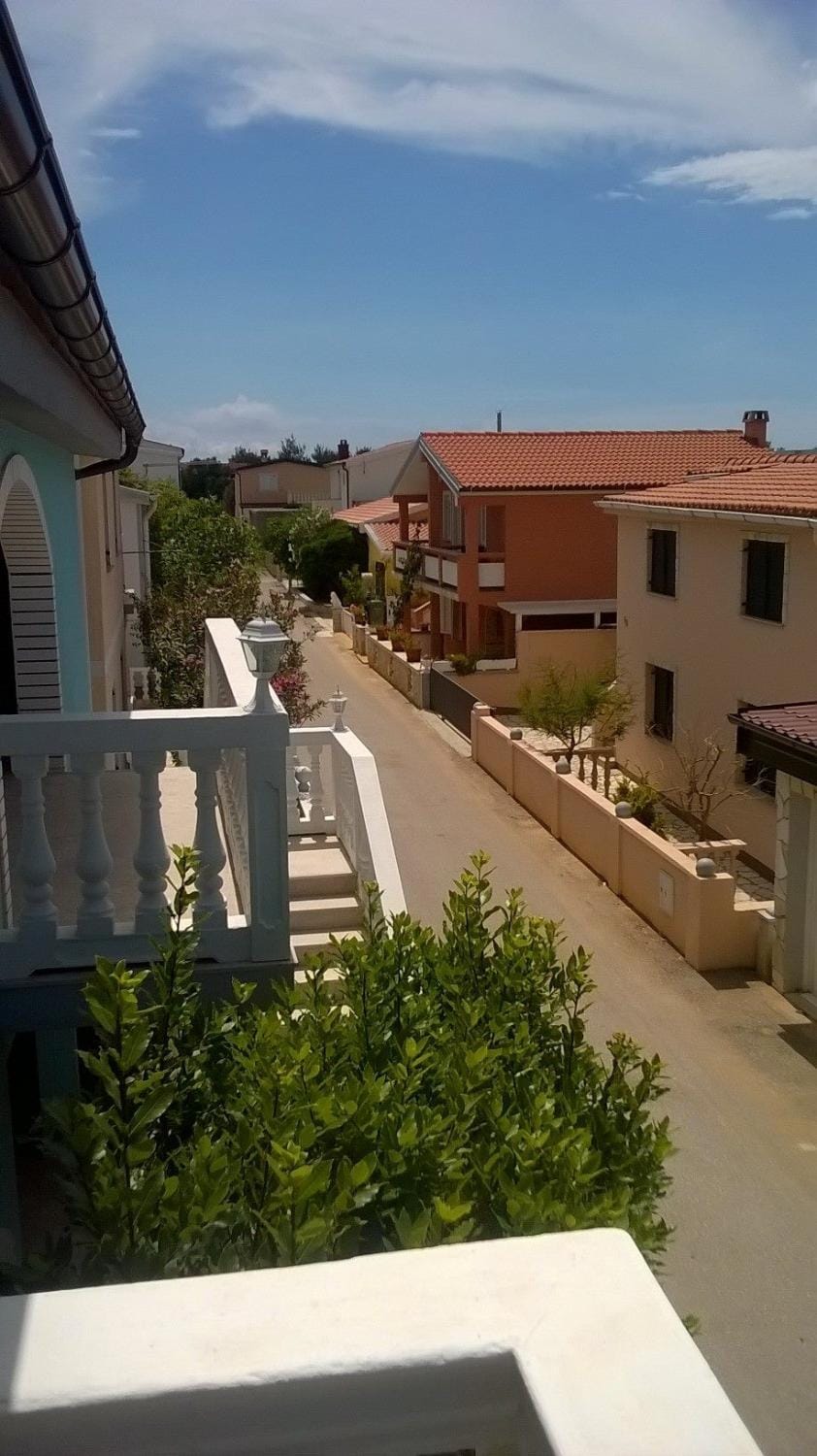 Neighbourhood, Street view