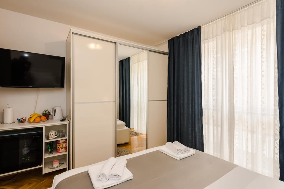 Bed, TV and multimedia, Bedroom, towels, wardrobe