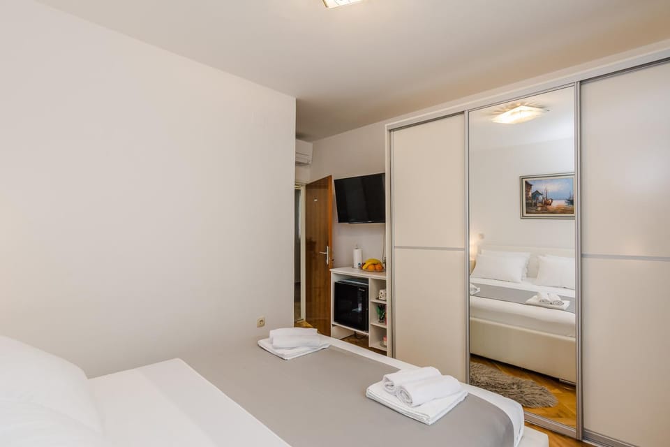 Bed, TV and multimedia, towels, wardrobe