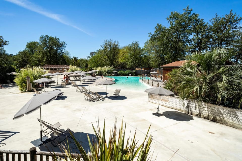 Swimming pool, sunbed