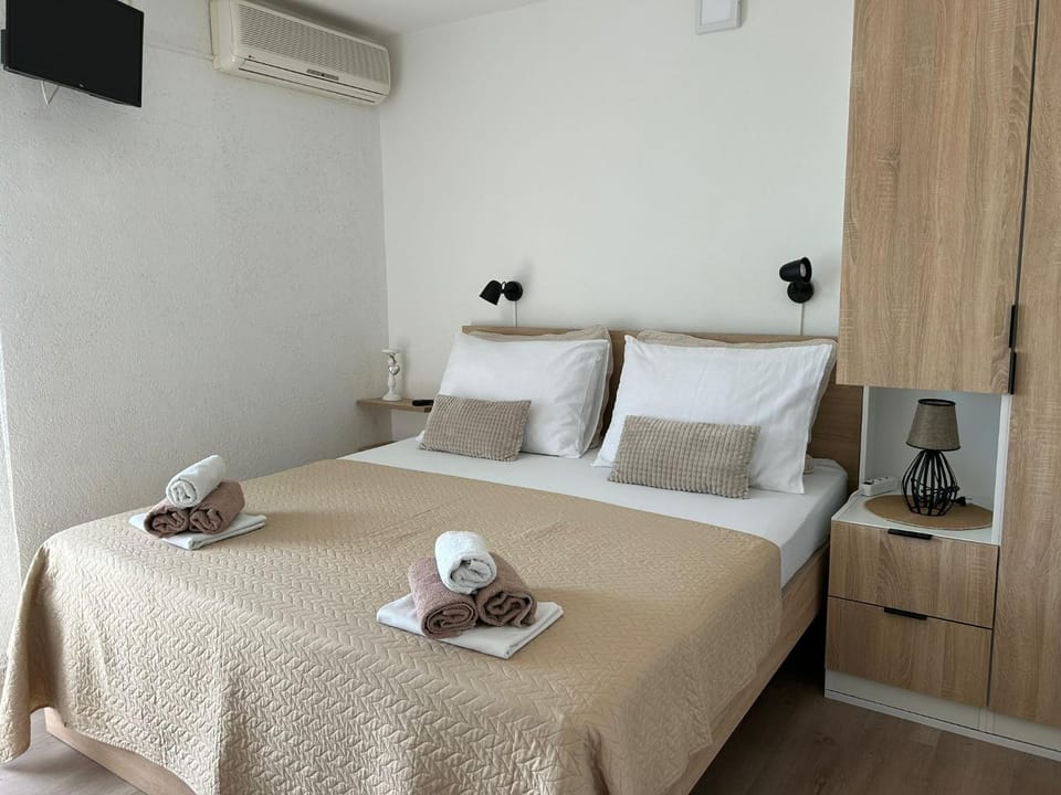 Bed, Bedroom, air conditioner