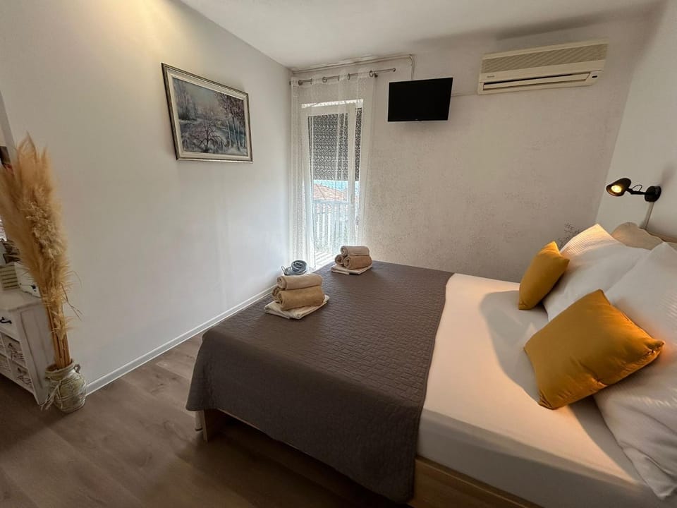 Bed, Bedroom, air conditioner