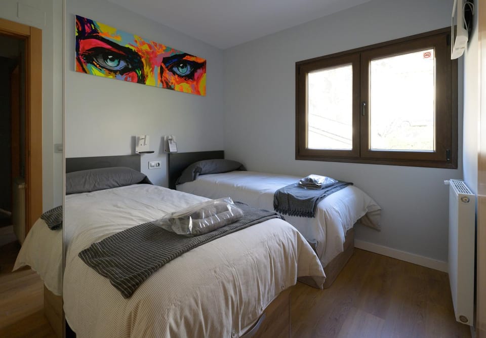 Apartamento frente telecabina Vallnord - Bike park 641 Cabin in AD400 La Massana, Andorra