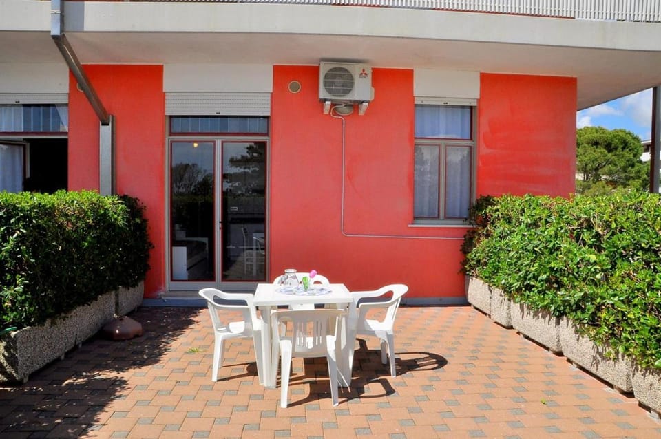 Property building, Patio, Day, Balcony/Terrace