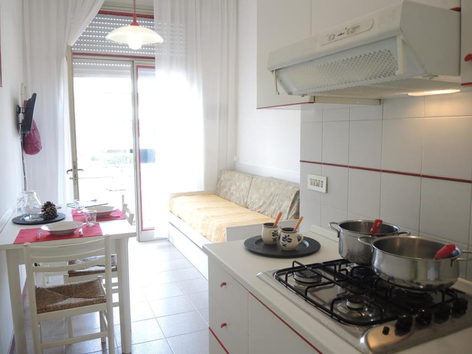 Kitchen or kitchenette, Dining area, stove