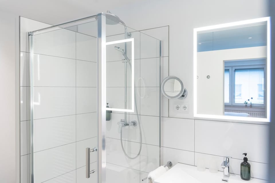 Shower, Toilet