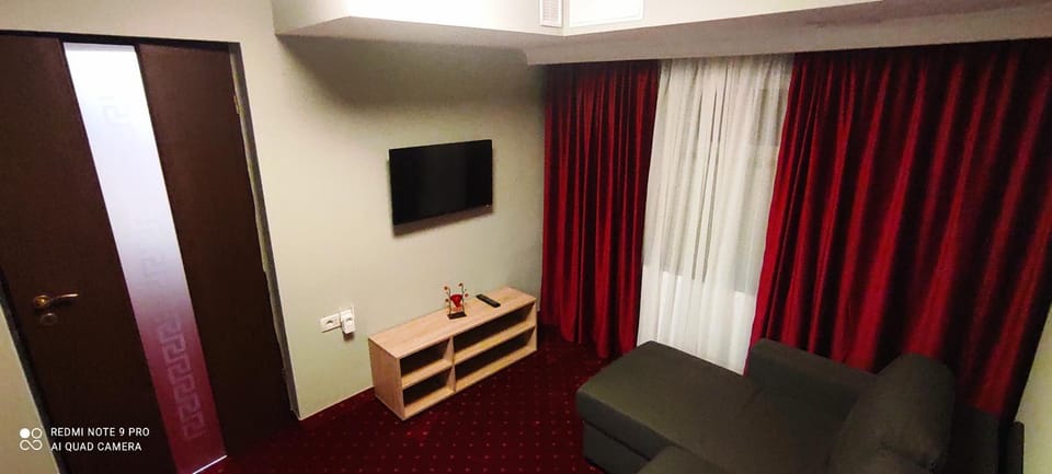 Bed, TV and multimedia, Photo of the whole room