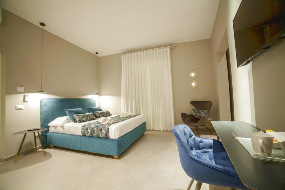 TV and multimedia, Photo of the whole room, Seating area, Bedroom