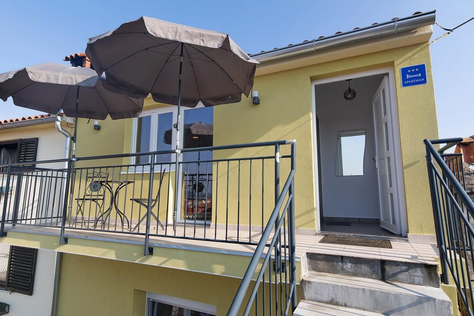 Facade/entrance, Balcony/Terrace