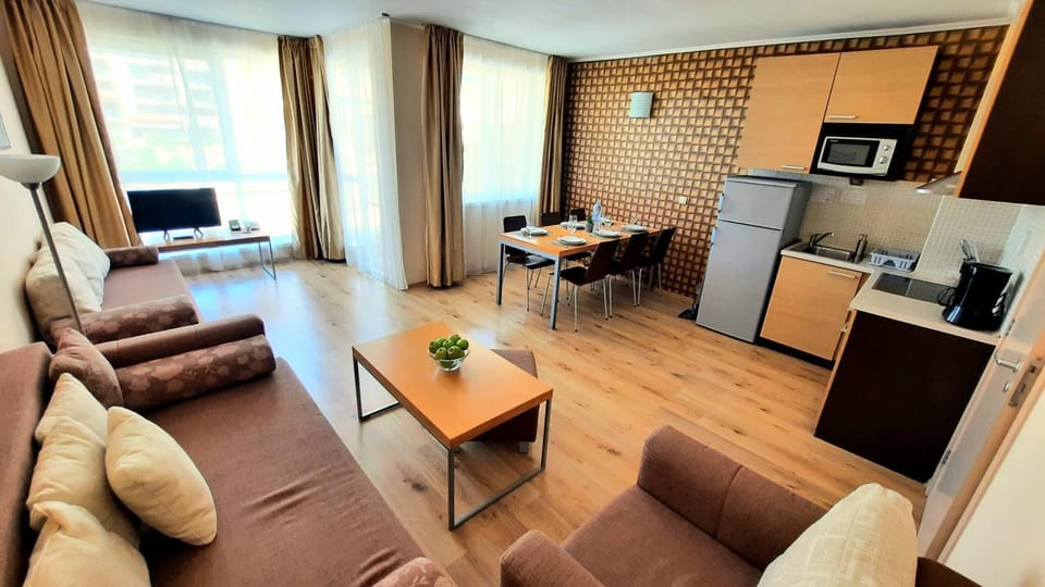 Communal lounge/ TV room, TV and multimedia, Kitchen or kitchenette, Living room, Seating area, Dining area, minibar