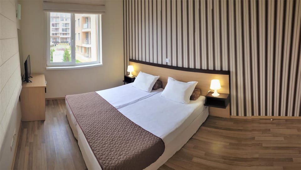 Bed, TV and multimedia, Photo of the whole room, Bedroom