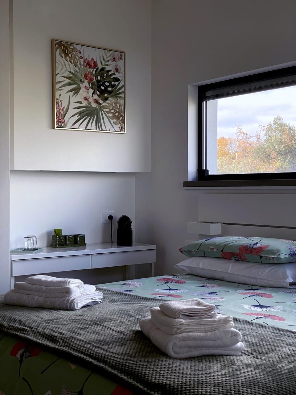 Bed, Coffee/tea facilities, Photo of the whole room, Decorative detail, Bedroom, towels