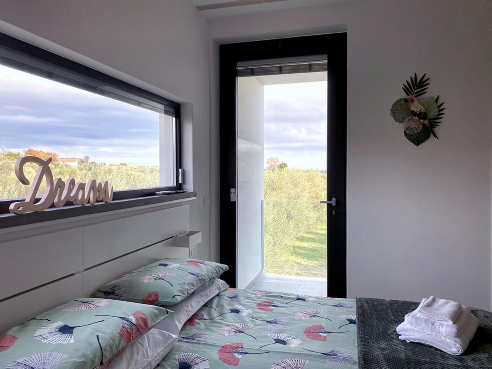 Bed, Natural landscape, View (from property/room), Balcony/Terrace, Photo of the whole room, Bedroom, Garden view, towels