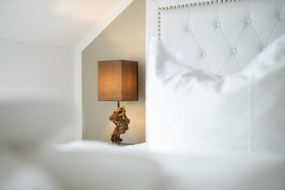 Bed, Photo of the whole room, Decorative detail, Bedroom
