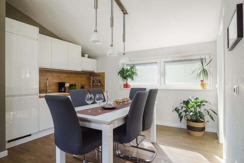 Kitchen or kitchenette, Dining area