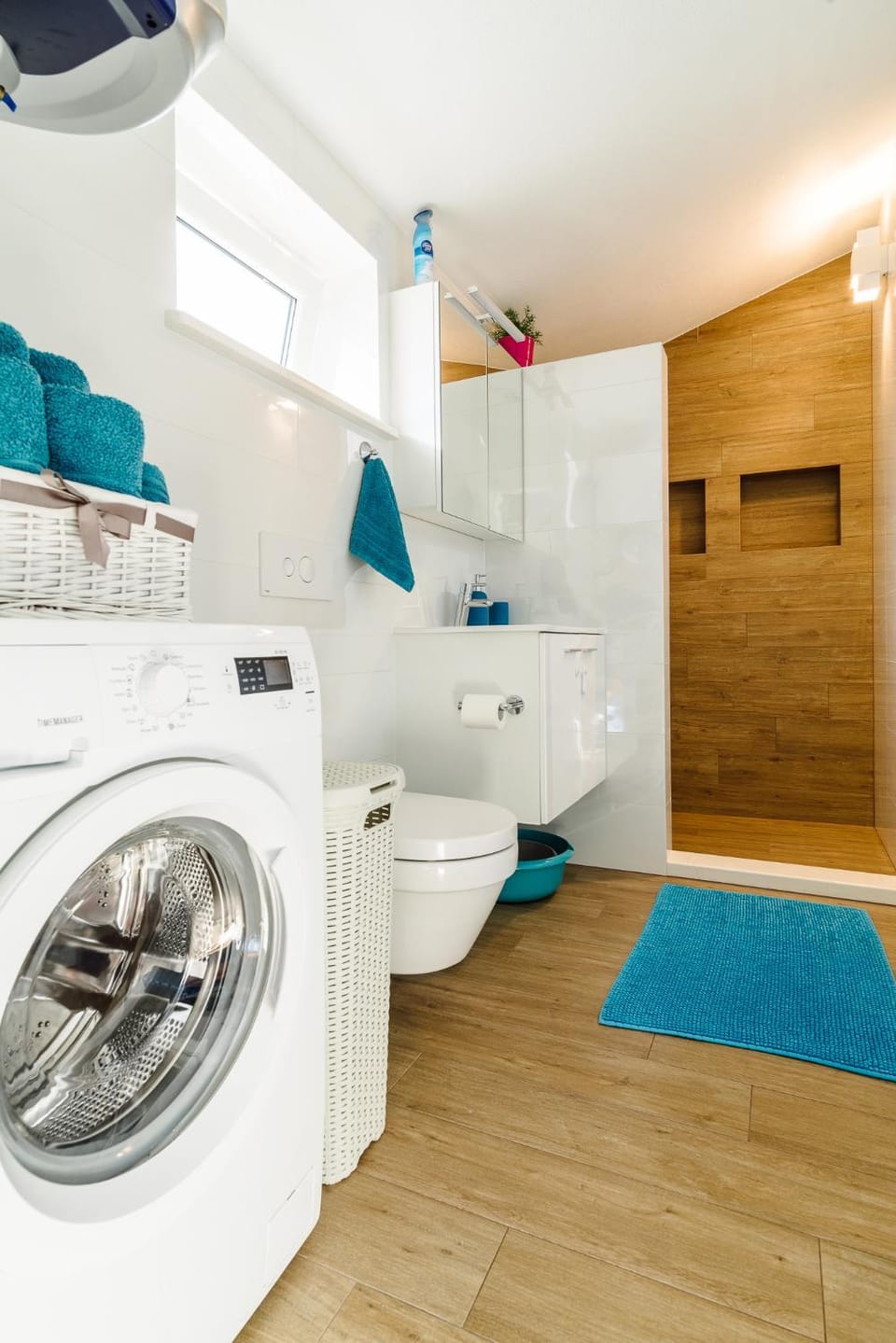Bathroom, towels, washing machine