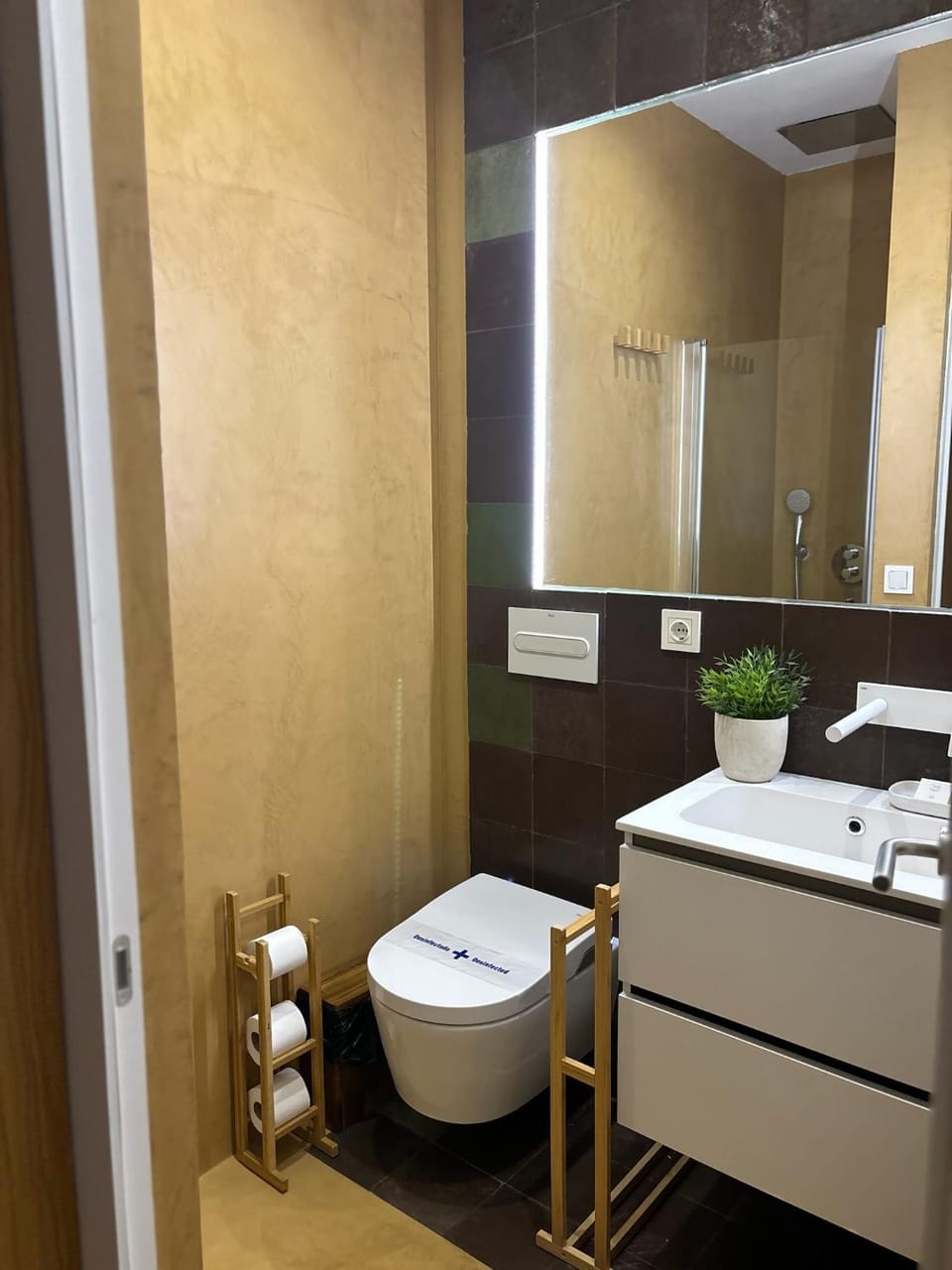 Toilet, Bathroom, towels