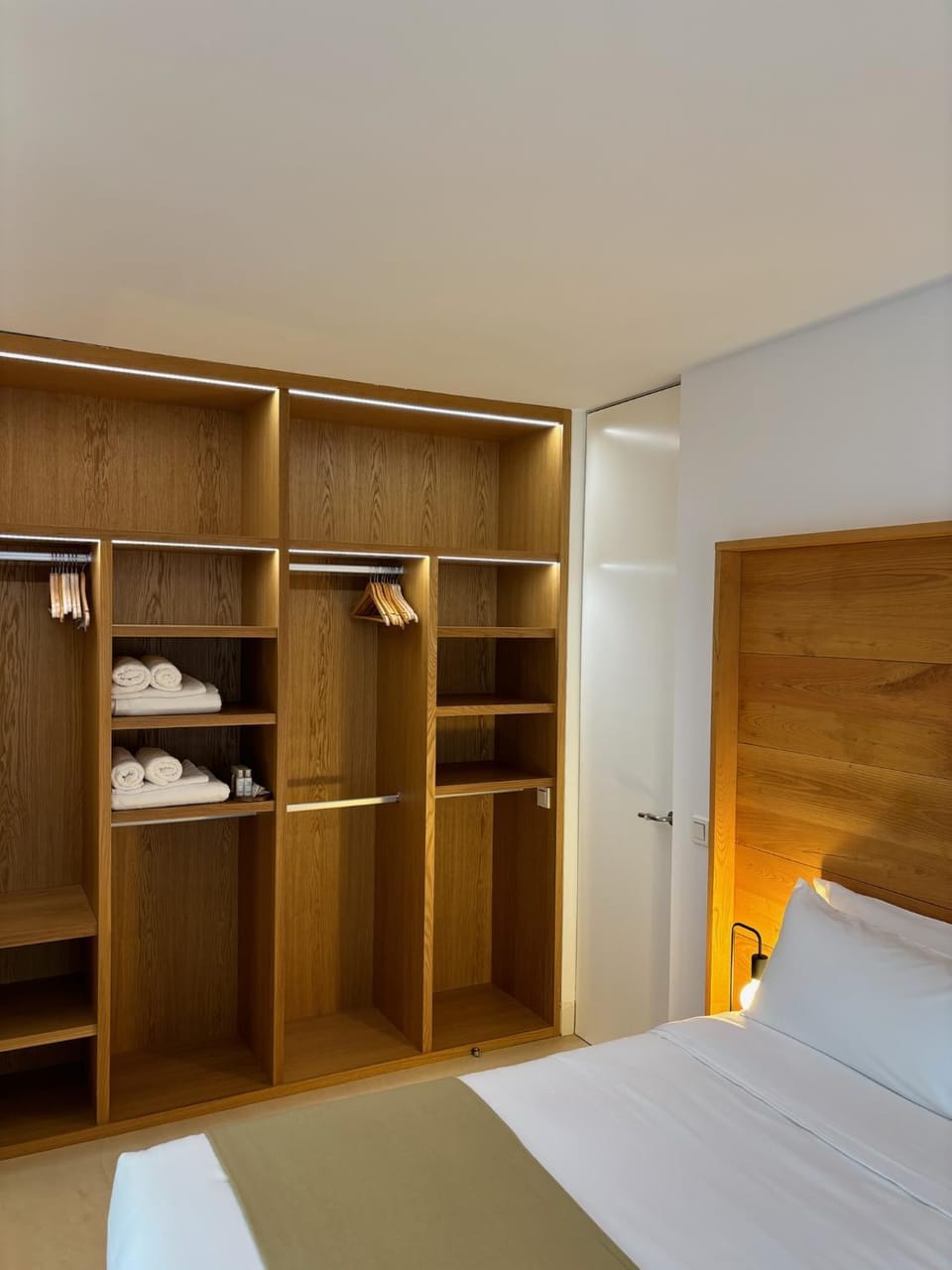 Photo of the whole room, Bedroom, wardrobe